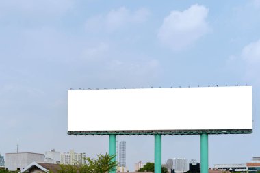 Reklam konsepti, açık hava reklamcılığı için boş şablon ya da şehir otobanındaki boş reklam panosu. Ürün gösterimi ve tanıtım afişi için kullanılabilir. Açık hava reklam panosu modeli.
