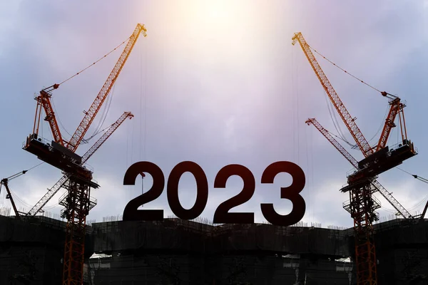 Бизнесмен Инженер Ищет Чертеж 2023 Года Строительной Площадке Силуэт Строителя — стоковое фото