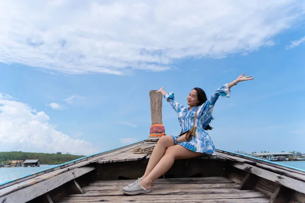 熱帯のビーチの景色を楽しむ船でリラックスした幸せな女性旅行者 旅行先 旅行プーケットタイ夏の休暇の旅行旅行で美しい目的地のアジア — ストック写真