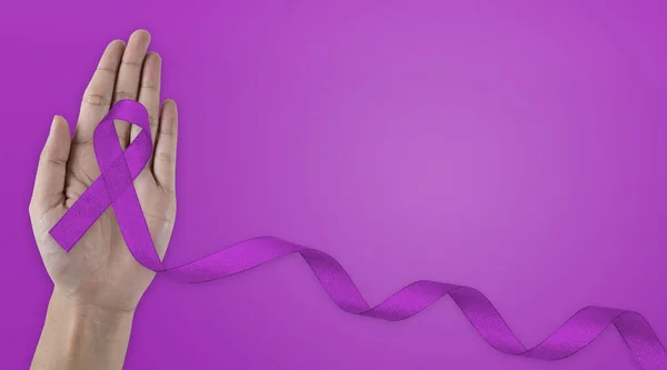 Atención Médica Concepto Seguro Manos Sosteniendo Cinta Púrpura Violeta Tela — Foto de Stock