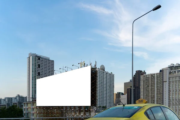 Большие Пустые Рекламные Щиты Вдоль Городских Магистралей Фоне Голубого Неба — стоковое фото