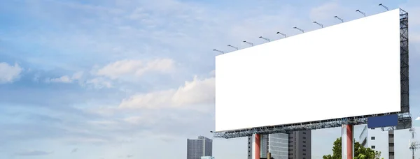 户外广告板造型 街道户外广告招贴画城市街道广告 城市公路上的广告概念 户外广告空白模板或空白广告牌 — 图库照片