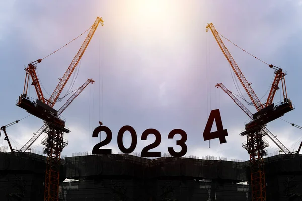 2024年用起重机和阴天的建筑工人的肖像庆祝新年的准备工作和业务的变化 3号改为4号 — 图库照片