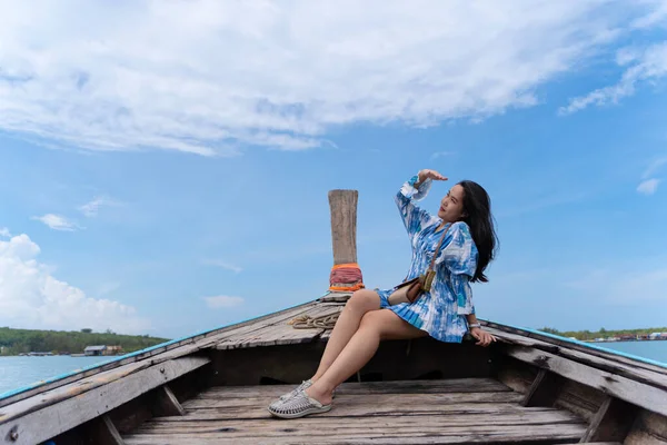タイの旅行プーケット夏の休暇の旅行旅行で美しい旅行先のためのアジア 熱帯のビーチの景色を楽しむ船でリラックスした幸せな女性旅行者 旅行先 — ストック写真