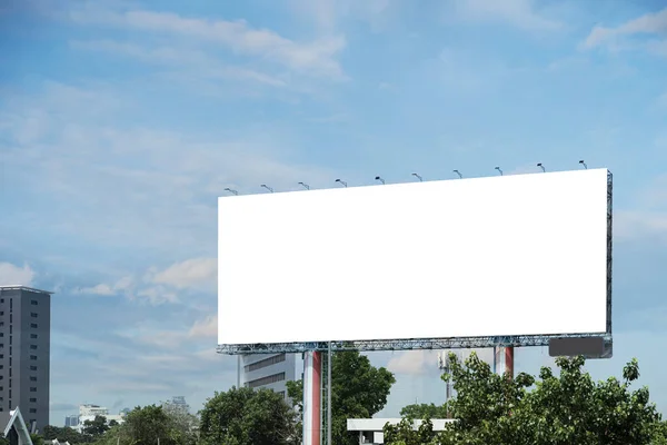 城市公路上的广告概念 户外广告空白模板或空白广告牌 可用于产品展示 促销海报 — 图库照片