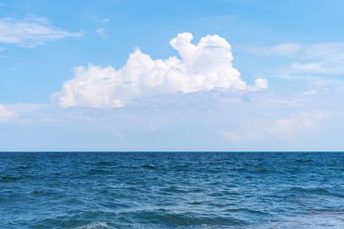 Parlak mavi gökyüzü, açık beyaz bulutlar ve derin mavi okyanuslar, gün içinde sakin olun, sakin olun, serin arkaplan fikri ve yukarıdaki boşluğu kopyalayın..