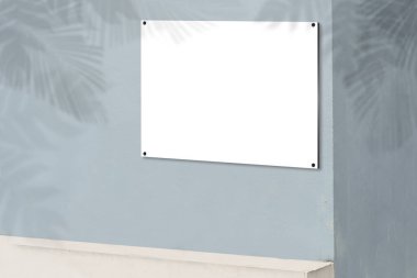 Gri duvarda yatay fotoğraf çerçevesi, tropikal yapraklar, doğal gölgeler ürün sunumları, arkaplanlar ve motifler, mevsimsel yaz konsepti için beyaz dokulu arka plan üzerine örtülmüş.