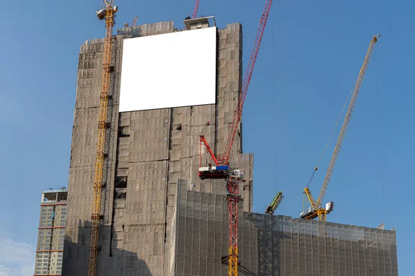 Placa Informações Branco Pendurada Nos Andaimes Torno Novo Edifício Construção — Fotografia de Stock