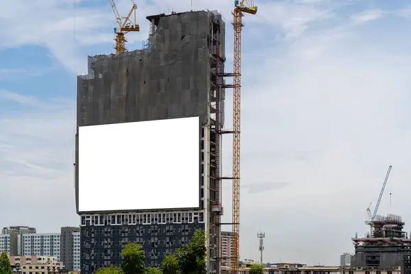 建设中的现代建筑脚手架上挂着空白的白色广告横幅 在建现代办公大楼墙壁上的空白白色广告横幅 — 图库照片