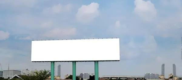 아이디어 파노라마를 마케팅 커뮤니케이션의 게시판 모크업 도시에 거리에 포스터 — 스톡 사진