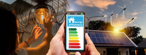 日没時の街の景色に対するソーラーパネルと風力発電機 家電エネルギー効率が良い 家庭用機器とエネルギークラスチャート 省電力コンセプト — ストック写真