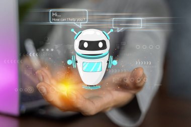 Dijital sohbet robotu, robot uygulaması, sohbet asistanı, yapay zeka konsepti. Sanal ekranda dijital sohbet robotu olan cep telefonu kullanan bir adam.