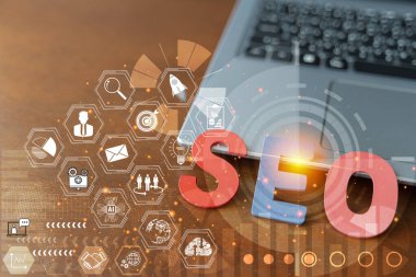 Arama motoru optimizasyonu SEO tarama konsepti. Ücretli dizüstü bilgisayar ve SEO ile ilgili notlar. Web analizi ve pazarlama kavramı.