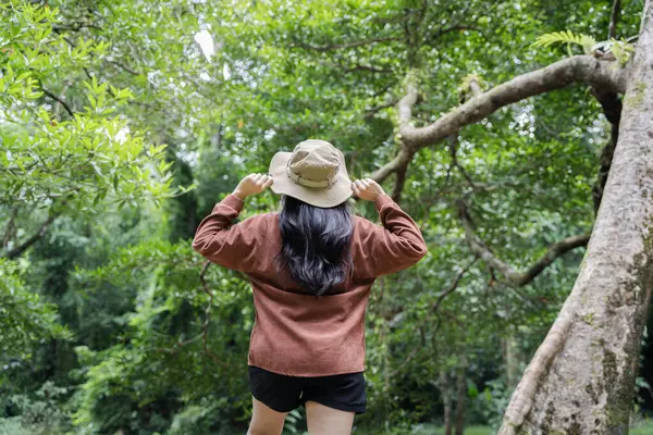 Mulher Viagem Segurando Chapéu Olhando Para Montanhas Florestas Incríveis Conceito — Fotografia de Stock