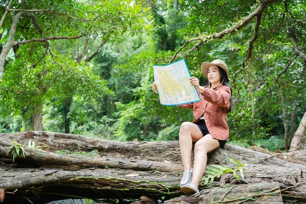 ハッピーアジアの女性の夏休みと休暇旅行 サバイバル旅行 ライフスタイルコンセプト アドベントロウスガールガイド タイの美しい山々の地形図 — ストック写真