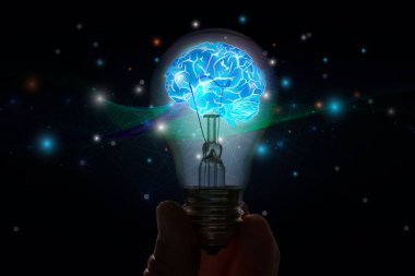 İş adamı içinde beyin olan ampuller tutuyor ve dışarıda da düşük polimerli kablo var. Yaratıcı ve yenilikçi ilham. İş Parlak Fikri.