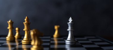 One Chess Piece tam bir satranç stratejisi, planlama ve karar verme konsepti setidir. İş stratejisini rekabet ve meydan okumayla temsil etmek için satranç tahtası oyunu.