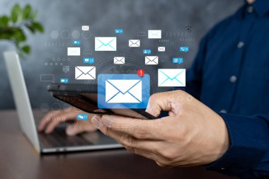 İletişim simgeleri, harf simgeleri, e- posta simgeleri ve haber e- postaları içeren el bilgisayarı akıllı telefon ve dizüstü bilgisayar ve kişisel bilgilerinizi veya spam postalarınızı koruyun, Müşteri hizmetleri çağrı merkezi bizimle irtibata geçin.