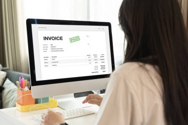 İş kadını şirket hesaplarını, gelirlerini ve bütçesini kontrol ediyor. Çevrimiçi Dijital E Faturası ve İfade Yazılımı. Aylık giderleri hesaplayan iş kadını.