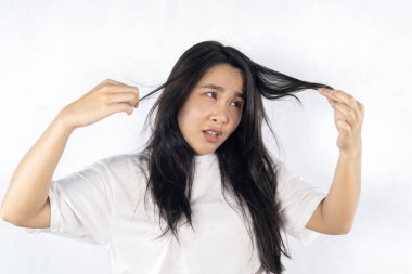 Saç dökülmesi, kriz ve stüdyodaki endişeli kadın güzellik, dağınıklık ve beyaz arka planda hasar için. Saç bakımı, başarısızlık ve mutsuz kız zayıf, kırık uçlu ya da alopecia, kepek ve izole edilmiş