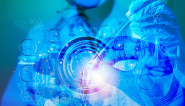 Bilim ve tıp bilimcileri numuneleri inceler ve cam parçalarına ayırırlar. Cam DNA yapısı ve teknoloji üzerine bir laboratuvarda kimyasal sıvılarla yapılan deneyler..