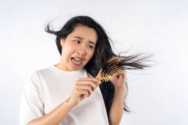 Kadınlar zarar görmüş, saçları kırılmış, kayıplar, kuru problem konsepti. Kafasındaki kepek, saç dökülmesi ya da saçlarının dökülmesi gibi kötü işaretleri fark ettiğinde ürkmüş sinirli bir ifade..