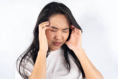 Eli alnında, endişeli görünen bir kadın. O, beyaz bir gömlek giyiyor. Stres ve rahatsızlık kavramı