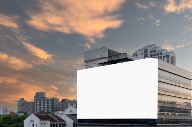 Açık hava reklam panosu büyük şehirlerdeki binaların arka planının maketi. Kesme yolu.