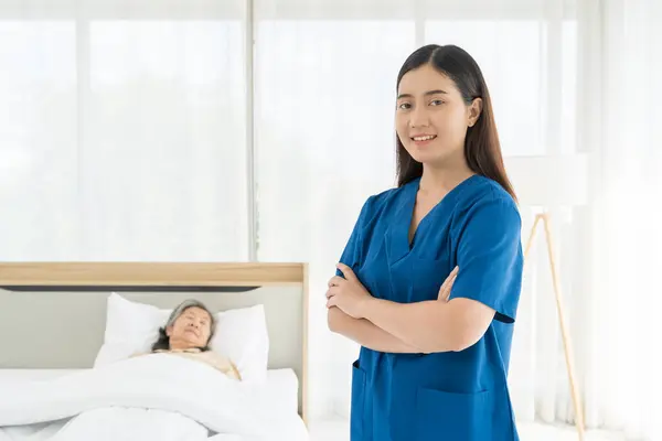Eine Frau Blauen Gestrüpp Steht Vor Einem Bett Auf Dem Stockfoto