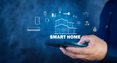 Akıllı telefonu soyut dijital akıllı ev hologramıyla kapat. Akıllı ev otomasyon kontrol sistemi. Yenilik teknolojisi internet ağı kavramı. 