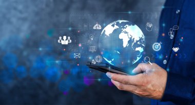 Akıllı cep telefonu kullanan bir iş adamı. İş dünyası küresel internet bağlantısı uygulama teknolojisi ve dijital pazarlama, Finansal ve bankacılık, Dijital bağlantı teknolojisi, büyük veri.
