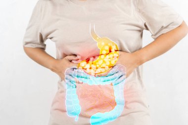 Kadın mide âdet dönemi, gastrik ülser, apandisit ya da gastrointestinal sistem hastalığı mide ağrısı nedenleri acı acı dokunmadan. Sağlık ve sağlık sigortası kavramı.