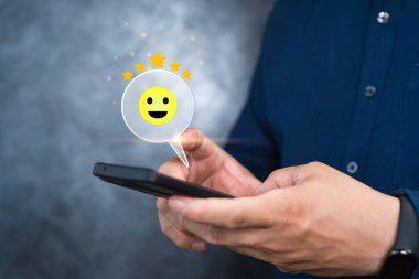 Akıllı telefon kullanan kişi çevrimiçi başvuru, tatmin geri bildirimi değerlendirmesi, iyi kalite.