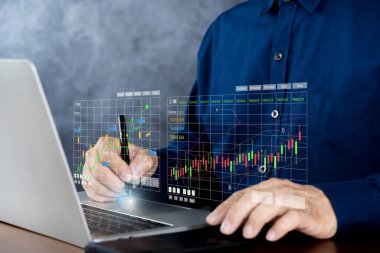 Tüccar, ticarete yatırım yapmak için sanal ekranda büyüyen hisseleri analiz eden bir dizüstü bilgisayar kullanıyor. planlama ve strateji, borsa, iş büyümesi.