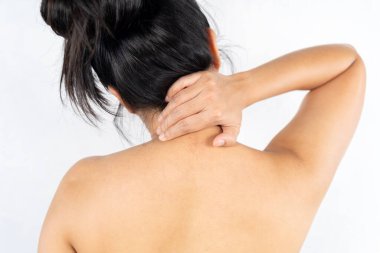 Sırtını ovuşturan kadın. Acılı bir kadın her iki koluyla acı dolu bir ifadeyle onu tutuyor..