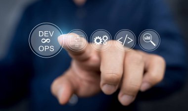 DevOps yazılım geliştirme ve bilişim işlemleri, yazılım mühendisi, çevik metodolojide çalışan proje yöneticisi, dev işletim simgesi ve javascript. Geliştirme Operasyonları programlama teknolojisi kavramı