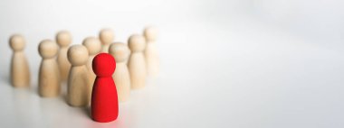 Liderlik, iyi bir takım kurmak, işe alım işi ve insan kaynakları konsepti, tahta bloklar insanları masada, beyaz arka planda, kopyalama alanında engelliyor.