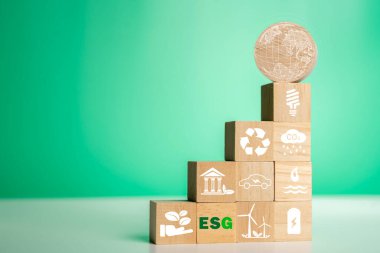 CO2 emisyon azaltımı kavramı. Yenilenebilir enerjiye dayalı sürdürülebilir kalkınma ve iş. Enerji tasarrufu ve sürdürülebilir gelişim için tahta bloktaki Yeşil Enerji simgesi. ESG, Karbon ayak izi.