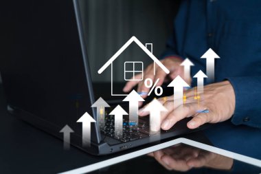 Gayrimenkul yatırım kavramı. Adam ipotek kredisini ve emlak kredisini analiz etmek için sanal ev ikonuna dokunuyor. Faiz oranı, yatırım planlaması, iş yeri gayrimenkul.