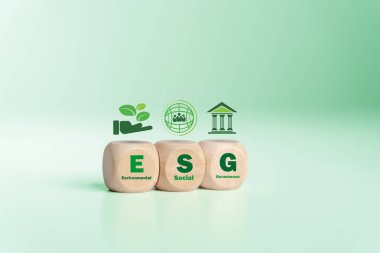 Çevre, sosyal ve yönetimle ilgili ESG kavramı. Ahşap blokta yeşil esg simgesi. Sürdürülebilir yeşil işletmelere yatırım yapmak Çevresel hususlar