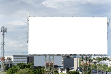 Bangkok, Tayland 'da bir otoyolda büyük bir yatay boşluk işareti. Trafik ve gökyüzü. Otobanda boş ilan panosu. Blue Sky ve Clouds 'lu açık hava reklam panosu. Kesme yolu.