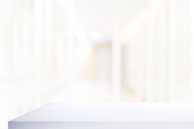 Boş adım beyaz mermer masa üstü ile bulanıklık bokeh arka plan, ışık ile hastanede doktor alay tasarımınızı görüntülenmesi için şablon Banner reklam ürün için bekleyen hasta