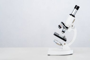 Masada beyaz mikroskop, beyaz arka planda mikroskop. Işık mikroskobu