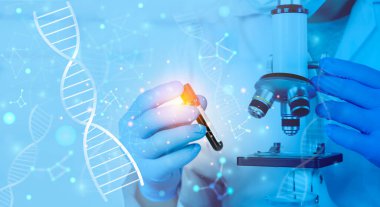 DNA mühendisliği. Biyo-teknoloji laboratuarında mikroskop kullanarak DNA ipliği ve molekül sembolü kullanan bilim adamlarının araştırma ve geliştirme konsepti..