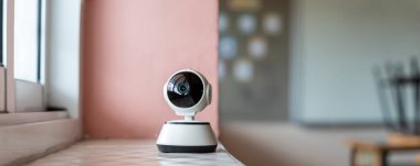 Tavana monte edilmiş Ed güvenlik kamerası. Tavana kamera monte edilmiş bir sınıf. Apartman dairesinin tavanında güvenlik kamerası ya da kapalı devre kamera sistemi var.