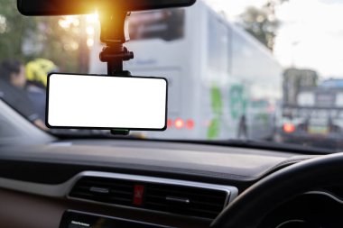 Boş ekran. Uzayı kopyala Metin için boş alan. Arabadaki akıllı telefonları kurgula, yolu kes. Navigate ya da GPS için araba kullanımında akıllı telefon. İzole edilmiş beyaz ekranlı cep telefonu. 