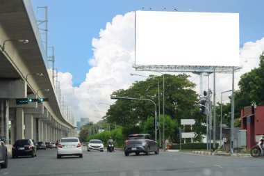 Tayland sokaklarından birinde boş bir ilan panosu, metin ve içerik için fotokopi alanı olan boş bir ilan panosu, büyük bir şehirde, akşam sahnesinde boş bir ilan panosunun maketi. Reklamınız için yer.