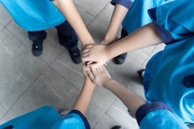 Küçük çocuklar içeride el ele tutuşuyorlar. Birlik konsepti. Yetişkin ve çocukların dışarıda el ele tutuşması..