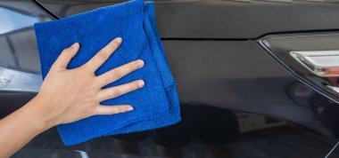 Mükemmel bir şekilde temizledim. Araba yıkamacıdaki bir kadın özel kimya, giysi, sünger ve fırça kullanarak arabanın tüm parçalarını kuru temizlemeye verir. Araba temizliği.