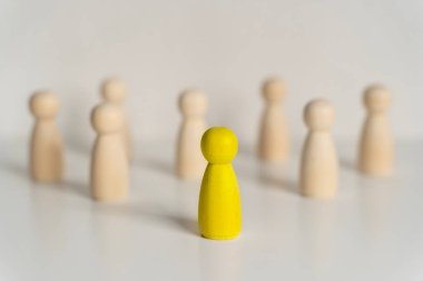 Farklı olmak için adım atıyorum. Ahşap İnsanlarla Takım Çalışması ve Liderlik Kavramları. Mükemmellik kavramı.